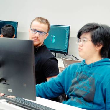 Un grupo de personas trabajando en computadoras en un entorno moderno de oficina.