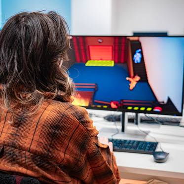 Una persona está jugando a un videojuego en una computadora con pantalla grande.