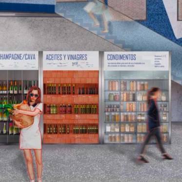 Una mujer sostiene una cesta con verduras frente a estantes de bebidas y condimentos en un mercado.