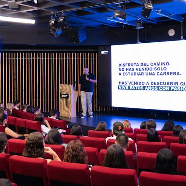 Un ponente habla frente a una audiencia sobre la importancia de disfrutar el camino y descubrir quiénes somos.