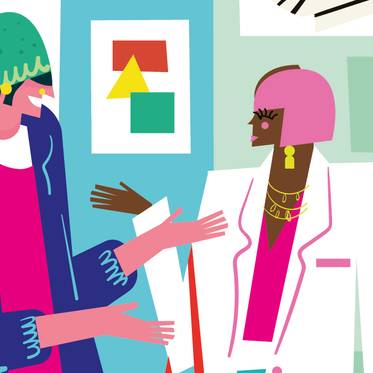 Un grupo de personas interaccionando en un entorno artístico con varias ilustraciones en la pared.