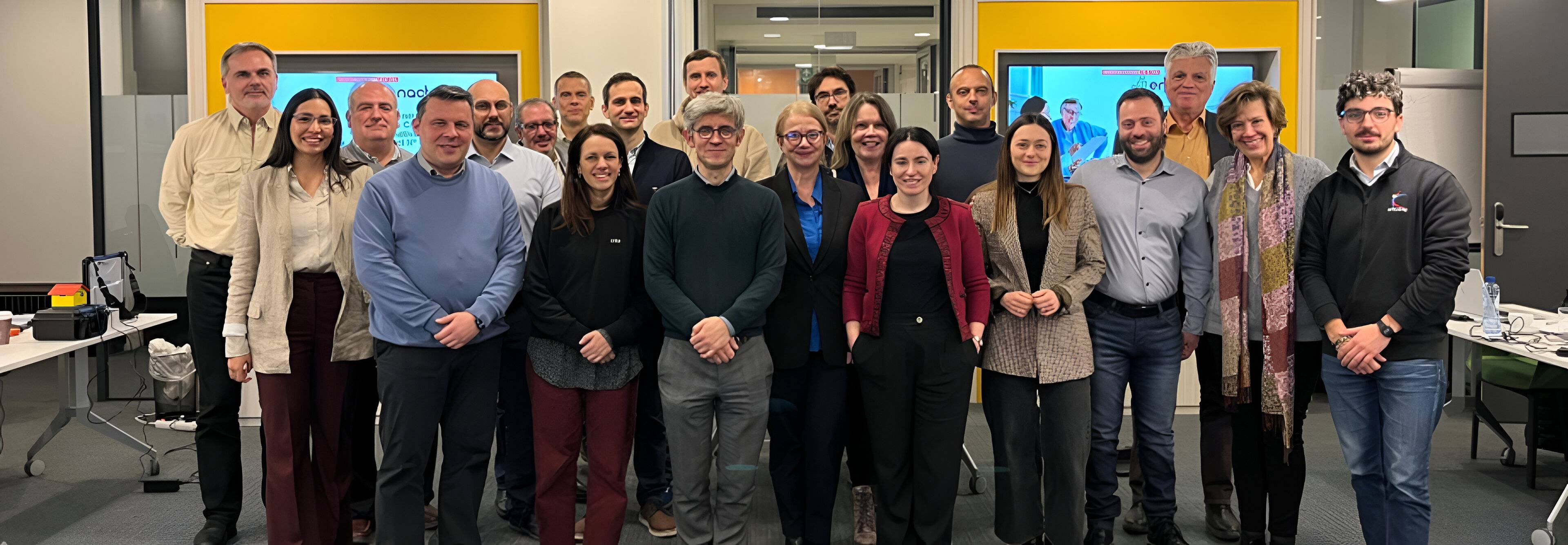 Un grupo diverso de personas posando para una foto en un ambiente de oficina.