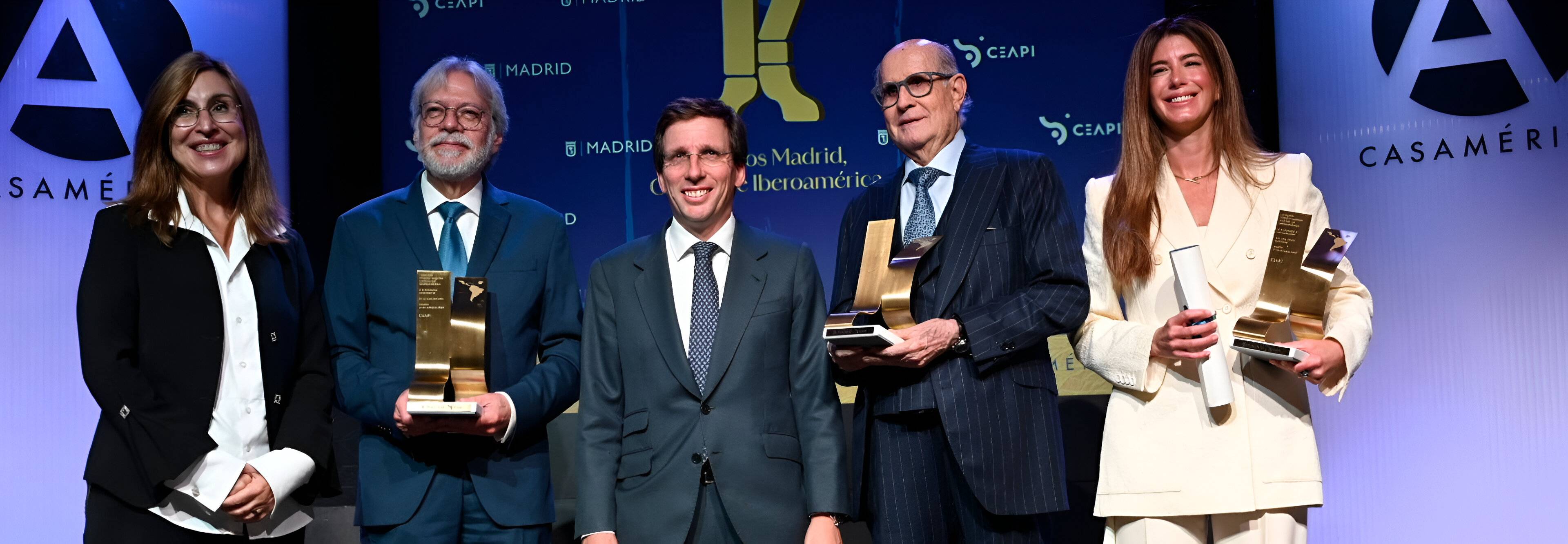 Diego Rodríguez Klecker, alumno del Grado en Diseño de Producto, crea los trofeos de los “Premios Madrid, Capital de Iberoamérica” 