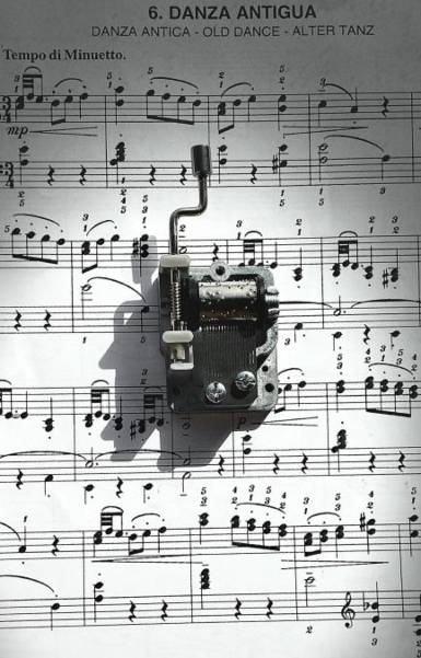 Un carrusel musical sobre una partitura de 'Danza Antigua'.