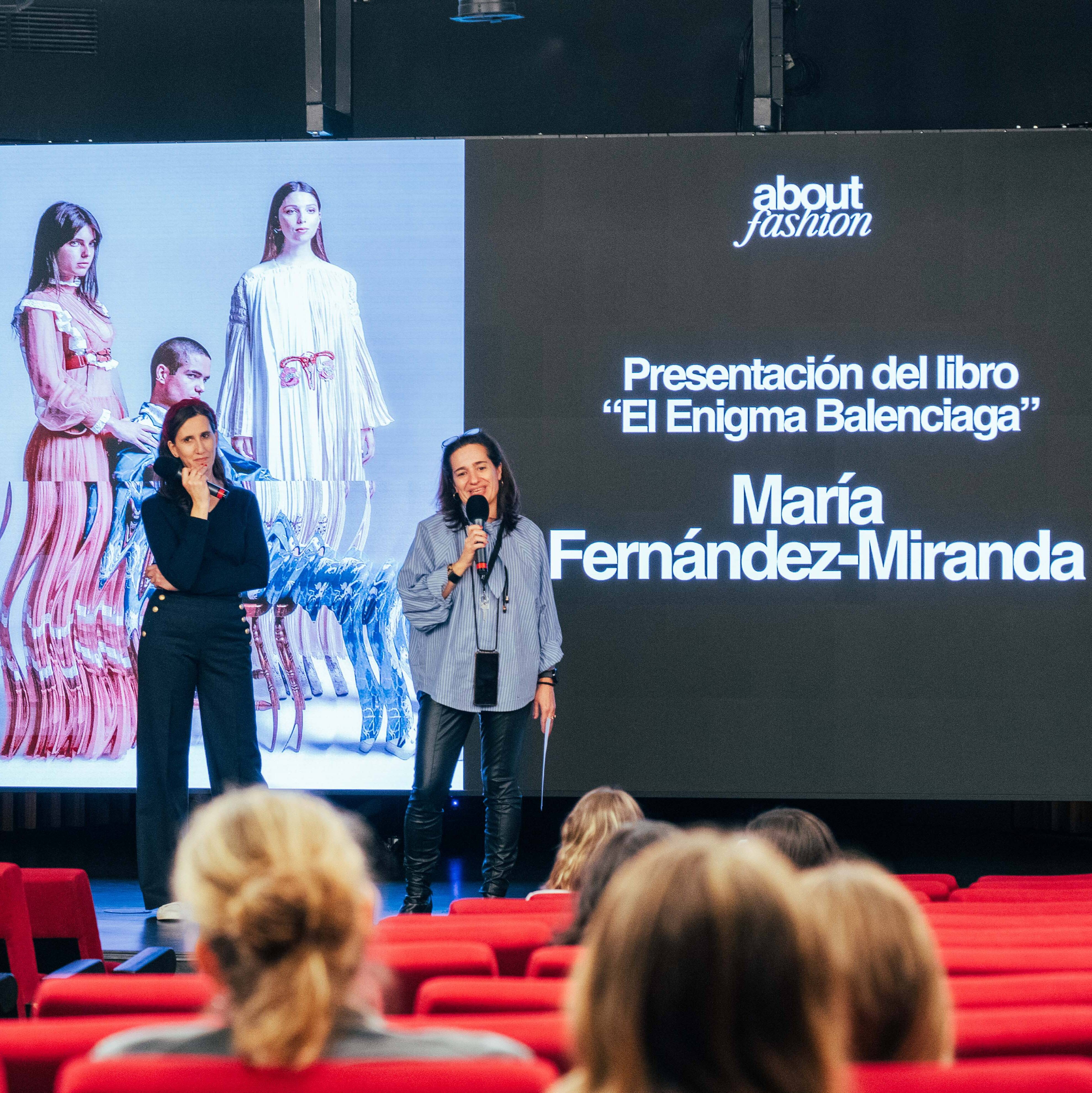 Una presentación de libro sobre 'El Enigma Balenciaga' con María Fernández-Miranda en un evento de moda.