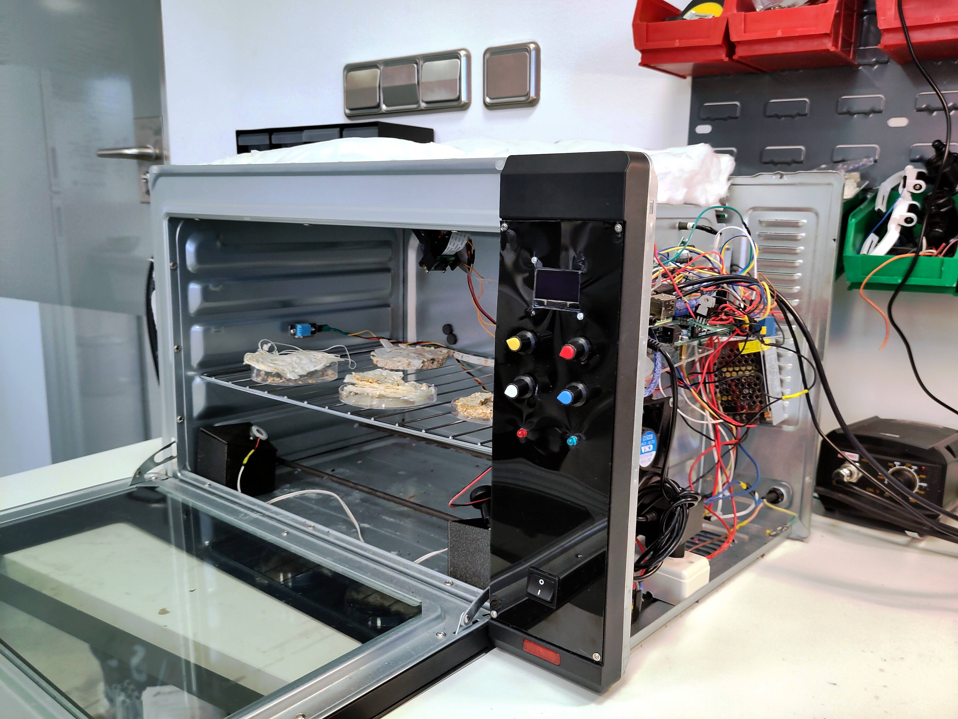 Imagen de un horno que muestra su interior con componentes electrónicos expuestos.