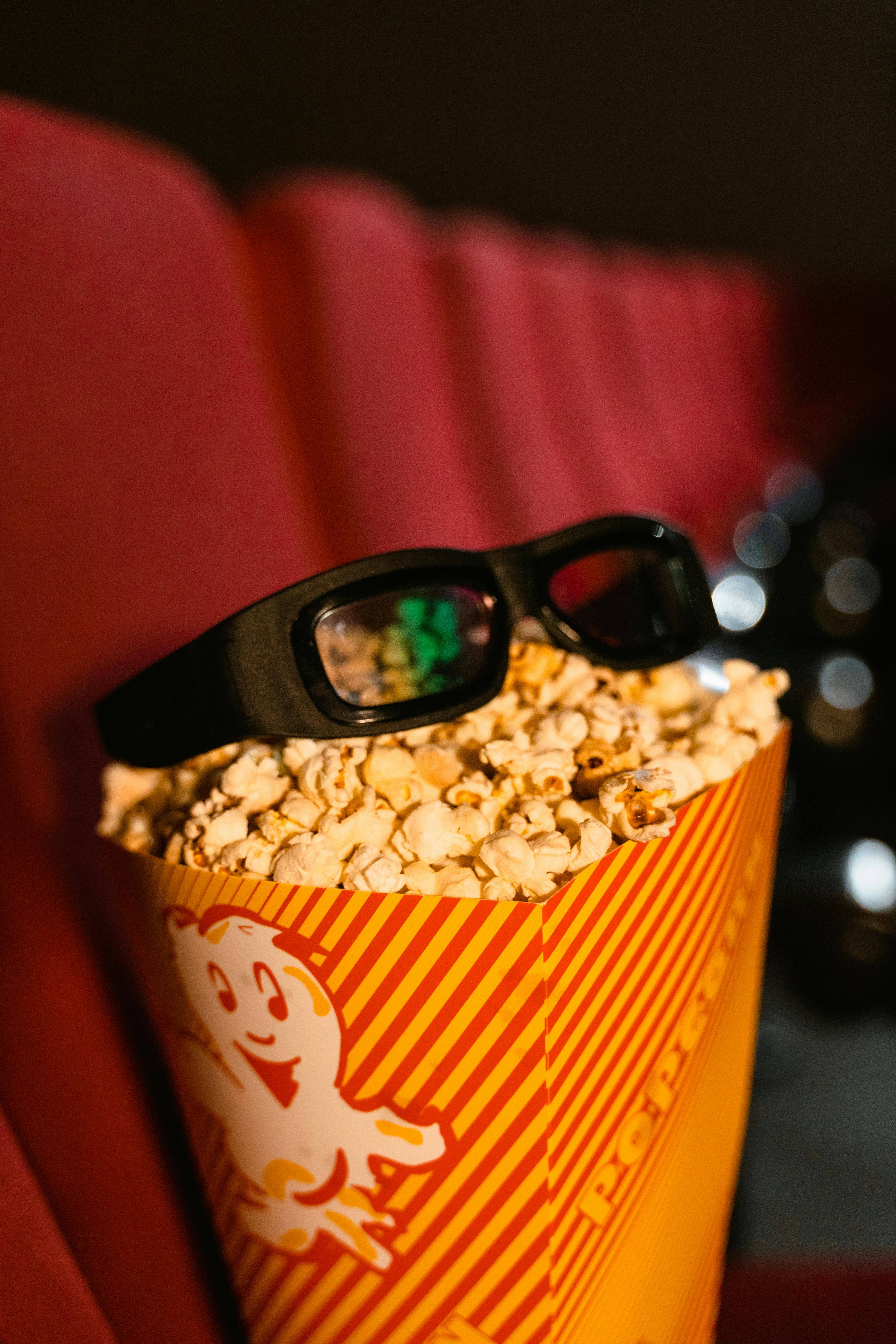 Una cubeta de palomitas con unas gafas 3D descansando en la parte superior.