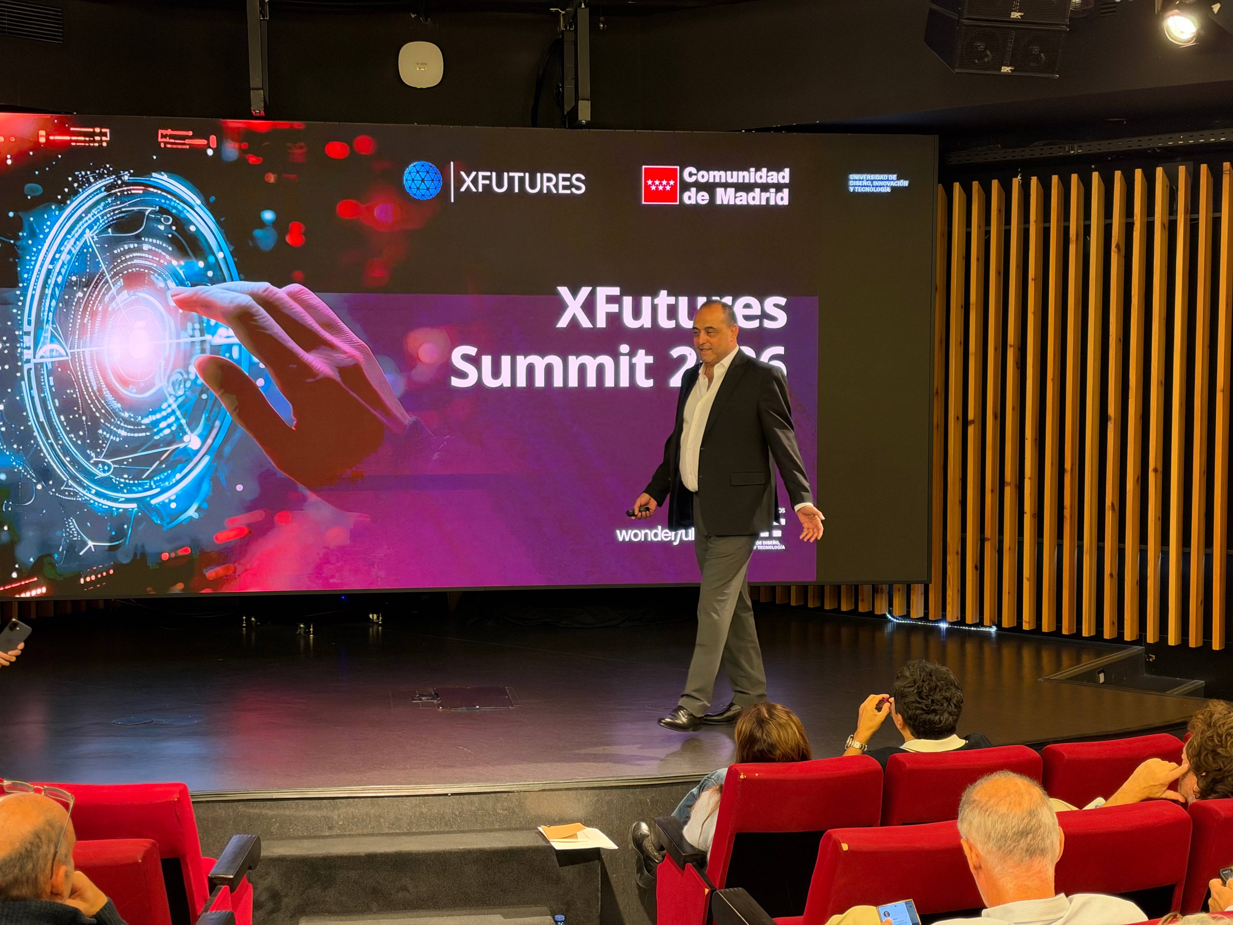 Un ponente se presenta en el escenario del XFuture Summit 2016 ante una audiencia interesada en la tecnología.