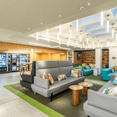 Una sala moderna y luminosa con cómodos muebles y un ambiente acogedor.