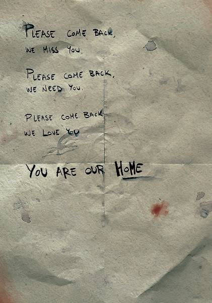 Una nota escrita en papel arrugado que expresa sentimientos de añoranza y amor.
