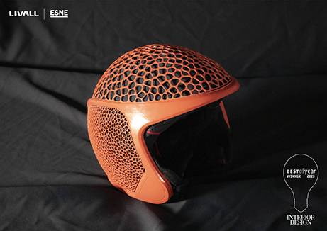 Un casco de motocicleta de diseño moderno y distintivo en color naranja con una estructura perforada.