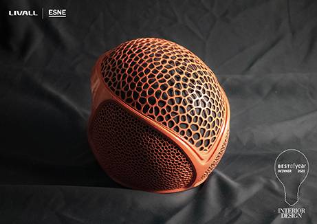 Una escultura moderna con un diseño de superficies entrelazadas en tonos marrones.