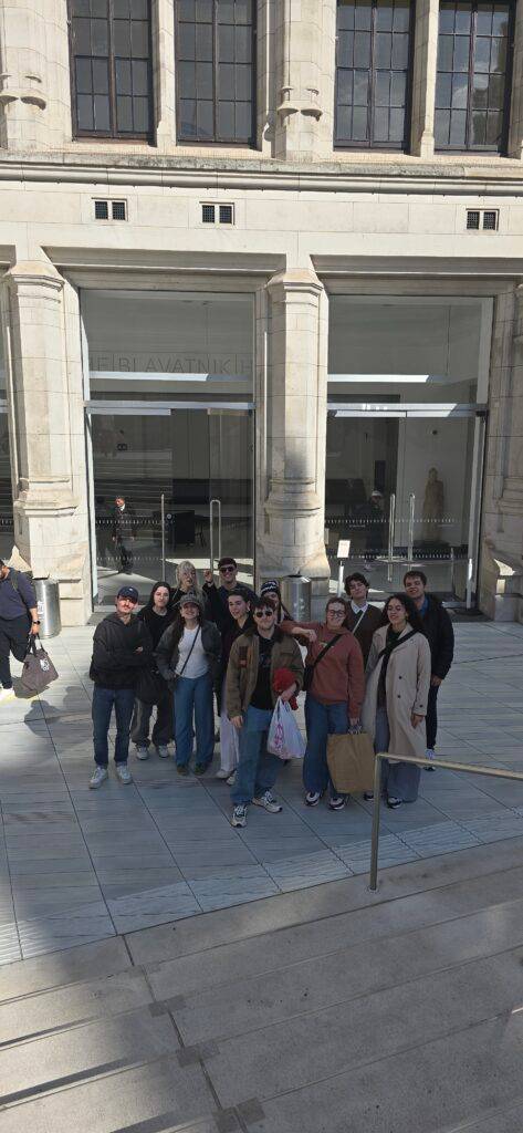 Un grupo de personas posando frente a un edificio moderno.
