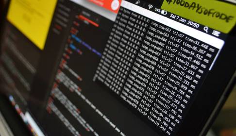 Pantalla de computadora mostrando líneas de código y datos de red.