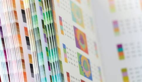 La imagen muestra una colección de muestras de colores organizadas en un libro de referencia.