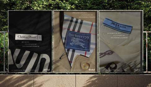 Anuncios de marcas de moda en carteles publicitarios.