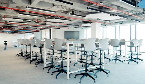 Instalaciones abiertas dentro del edificio en los que desarrollar la vida universitaria.