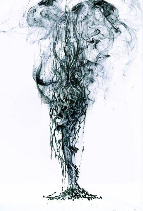 Una elegante figura de humo negro se eleva en forma espiral, creando un efecto visual fascinante.
