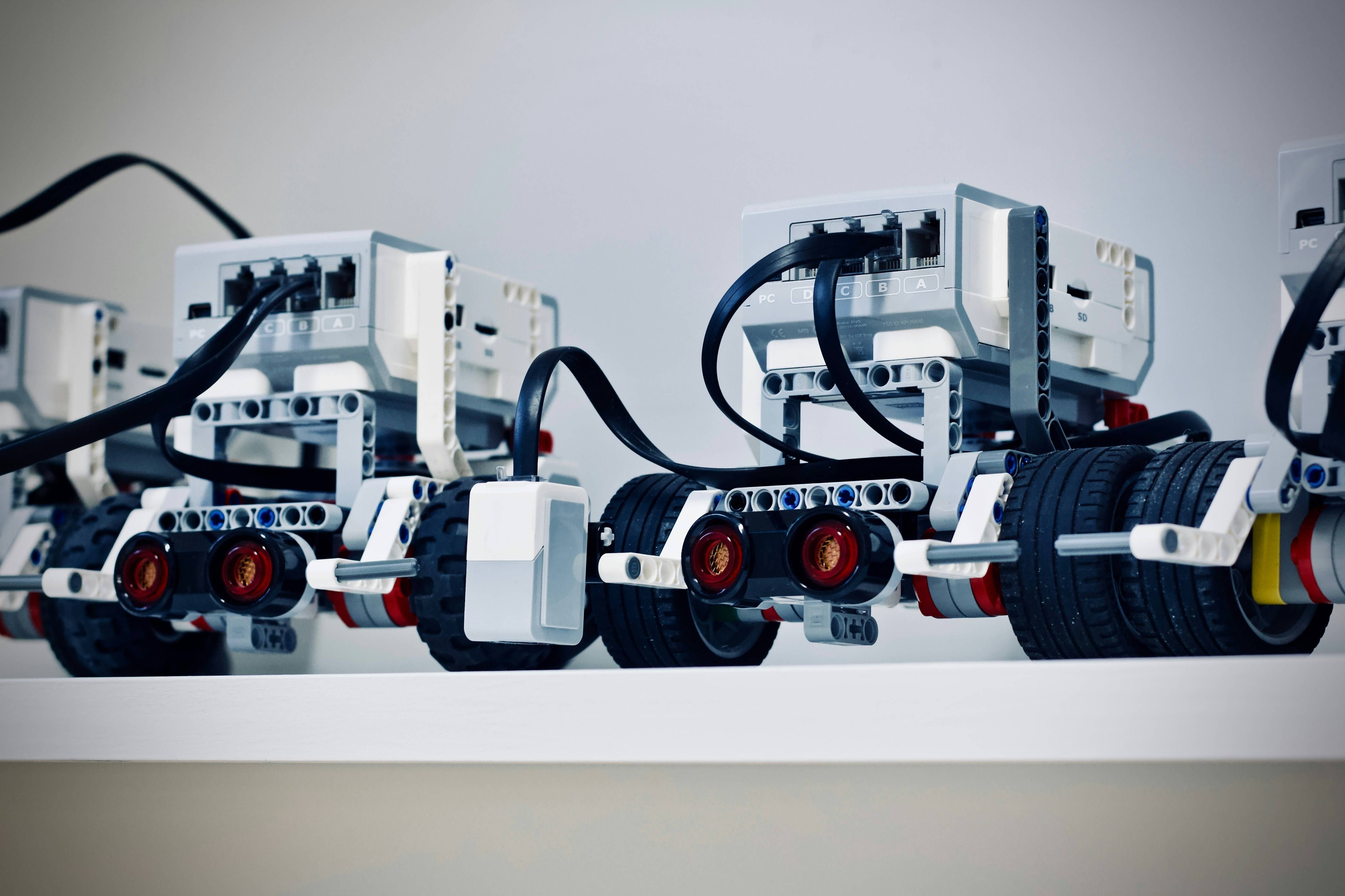 La imagen muestra varios robots construidos con piezas de Lego en una repisa.