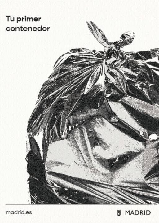Una bolsa de basura con un diseño artístico y el texto 'Tu primer contenedor'.