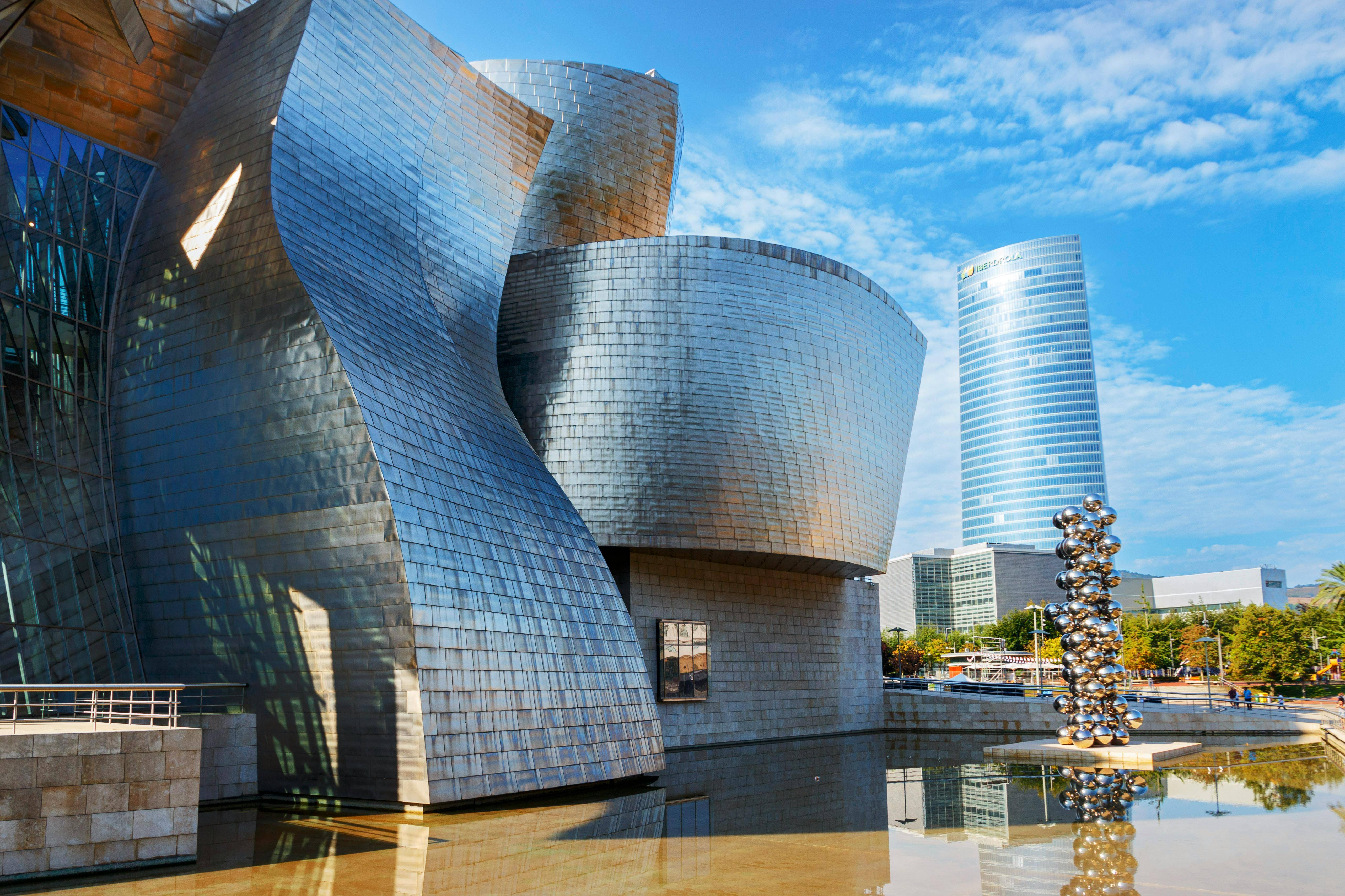 Una vista del Museo Guggenheim en Bilbao con su arquitectura contemporánea y esculturas en el exterior.