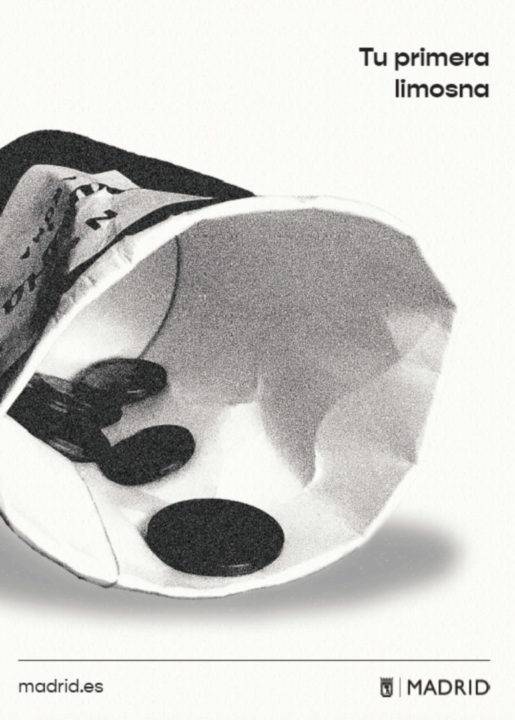 La imagen muestra un recipiente de papel en el que se encuentran algunas monedas con el texto 'Tu primera limosna'.