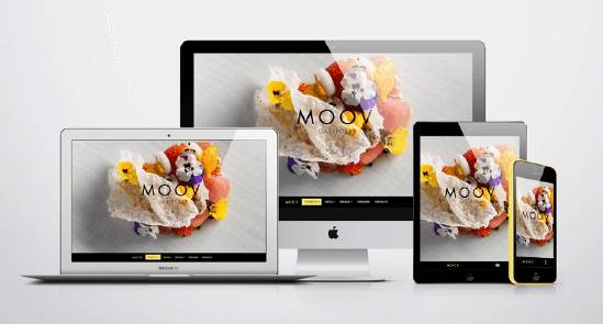 Imagen que muestra diferentes dispositivos electrónicos exhibiendo un diseño web moderno.
