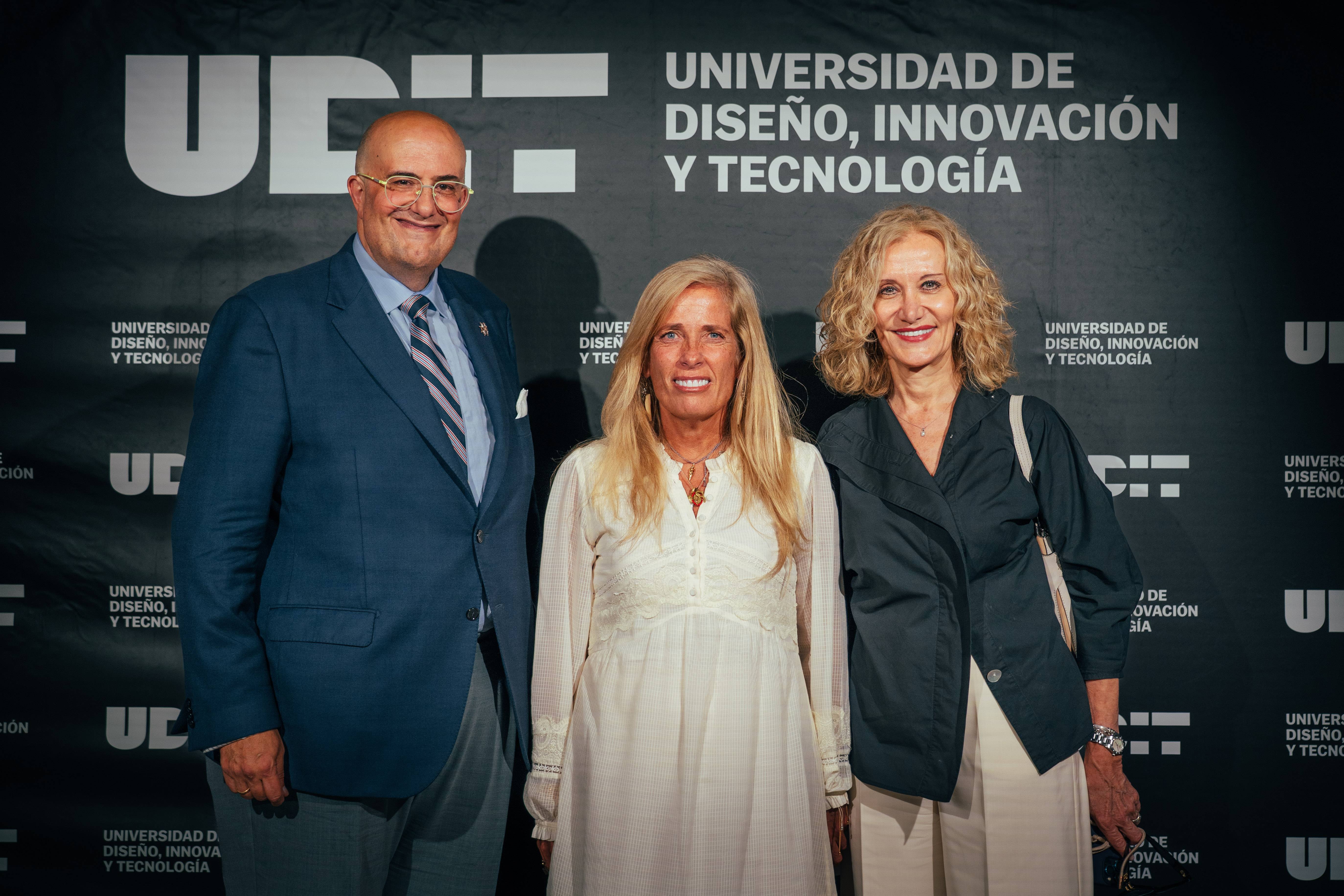 Rosa Pérez, Presidenta de UDIT, y Juan Cayón, Rector de la Universidad, junto a Rocío Albert, Consejera de Economía, Hacienda y Empleo de la Comunidad de Madrid.