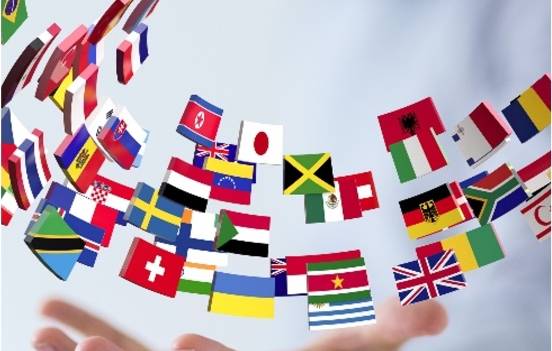 Un conjunto de banderas de diferentes países flotan sobre una mano abierta.