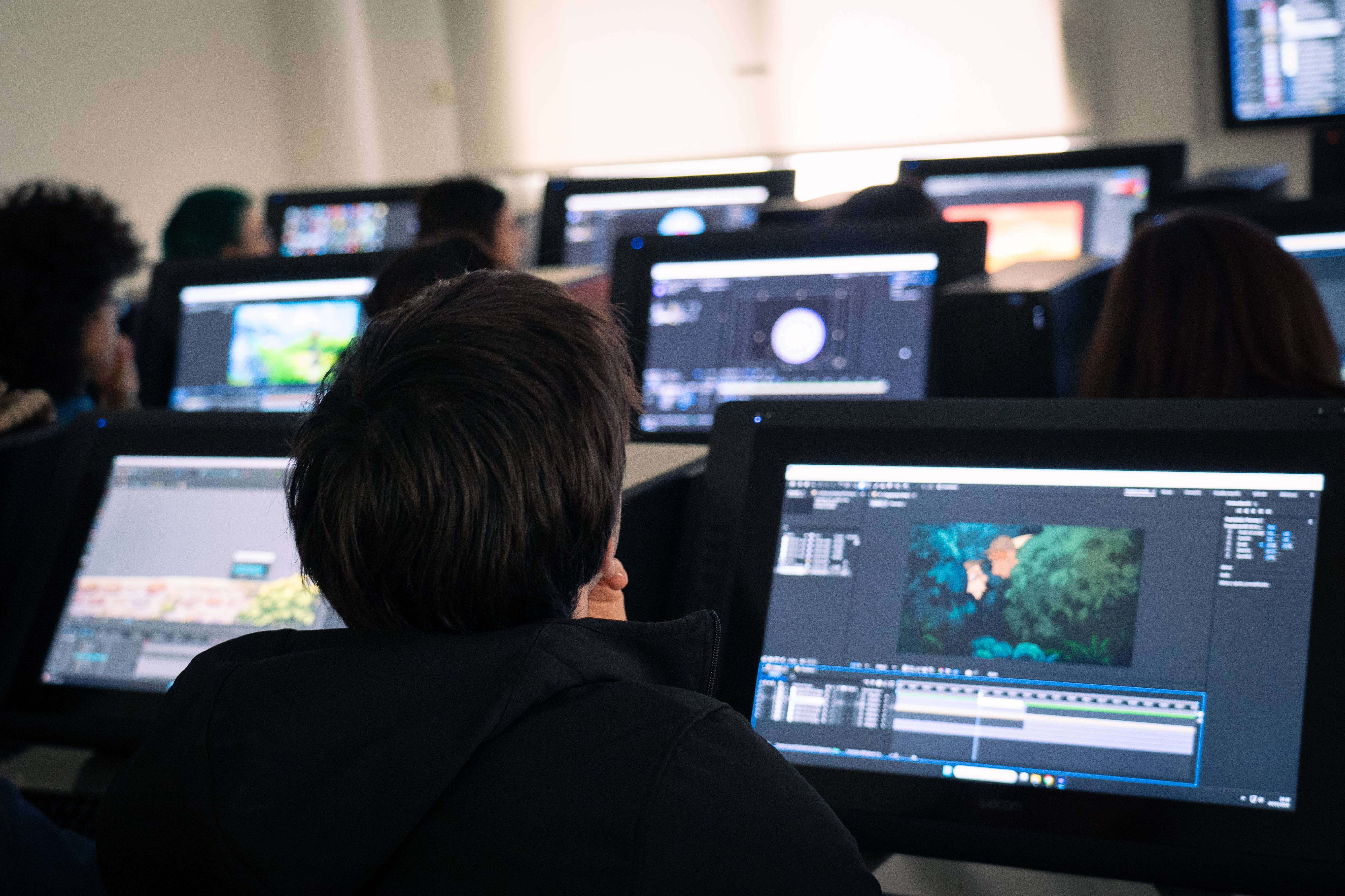 Una clase de animación donde los estudiantes trabajan en sus computadoras.