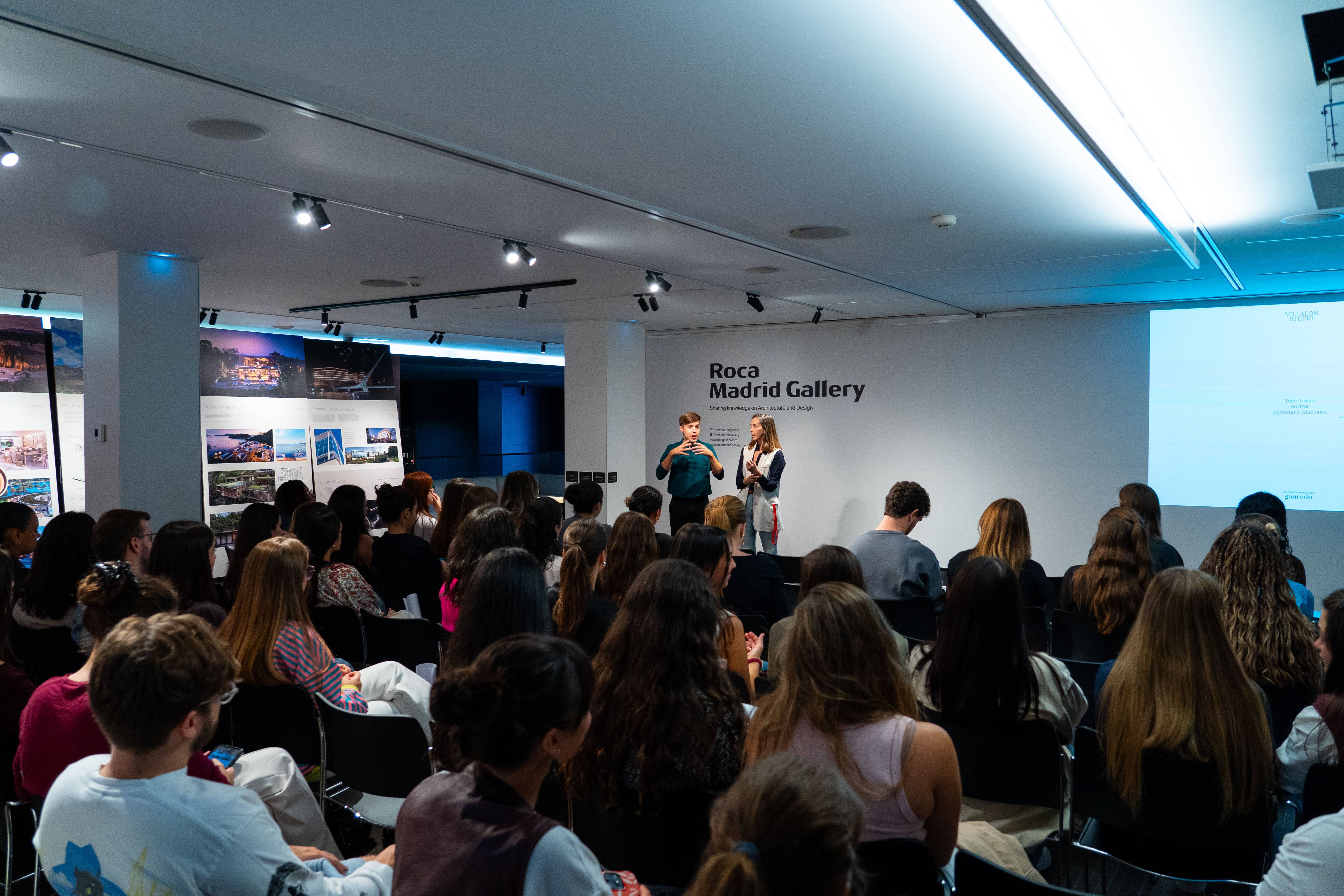 Una presentación en un evento con un gran público en la Roca Madrid Gallery.