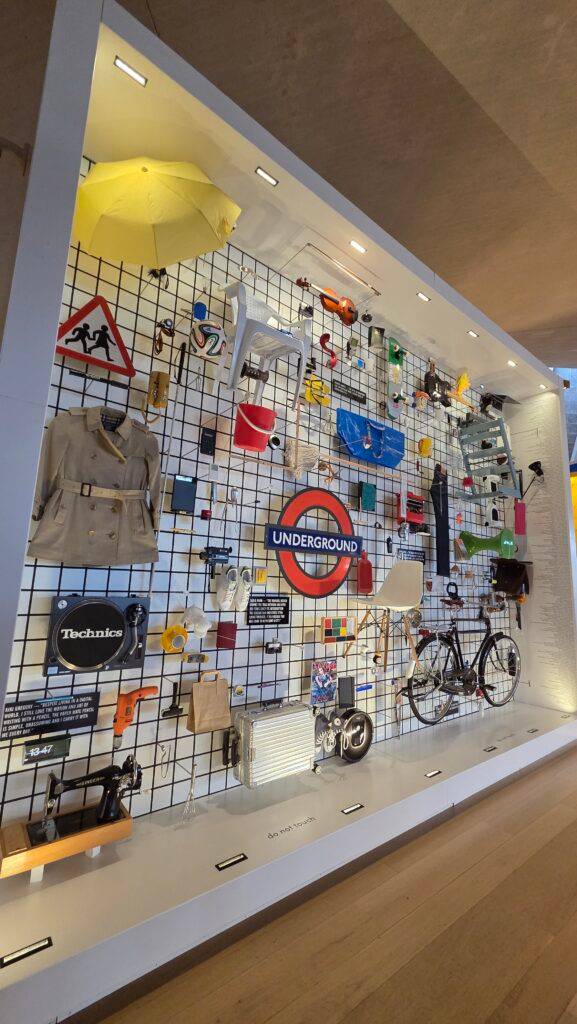Una pared con diversos objetos y accesorios decorativos que representan una estética urbana y contemporánea.