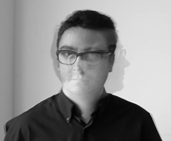 Una persona con un efecto de movimiento que muestra su silueta difusa en fondo claro.