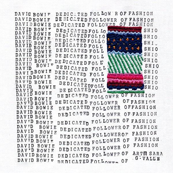 La imagen presenta un diseño gráfico con texto repetido y una ilustración colorida en el centro.