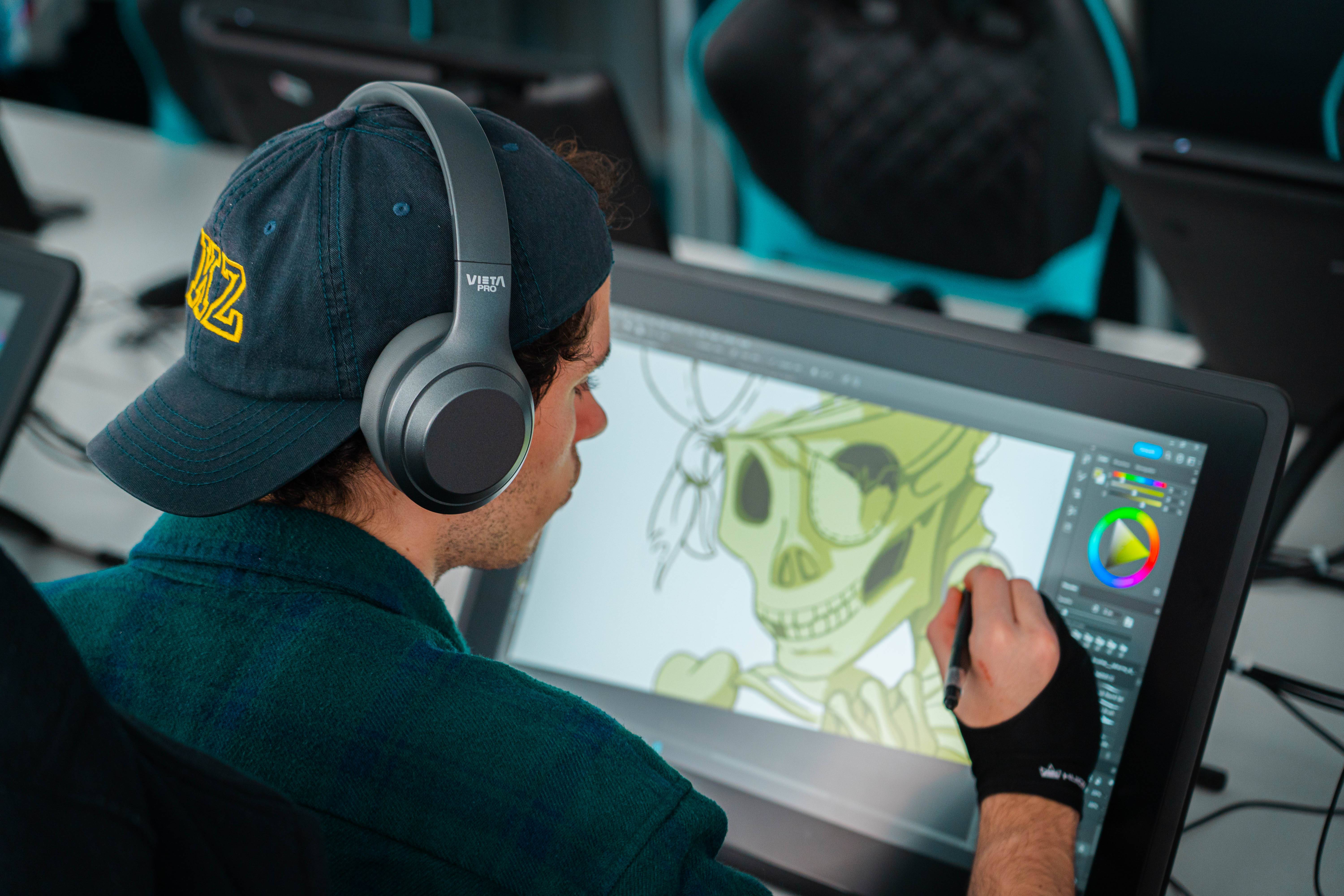 Estudiante del Grado en Animación desarrollando una secuencia gráfica durante el Animaweek 2025, con tecnología profesional de ilustración digital.