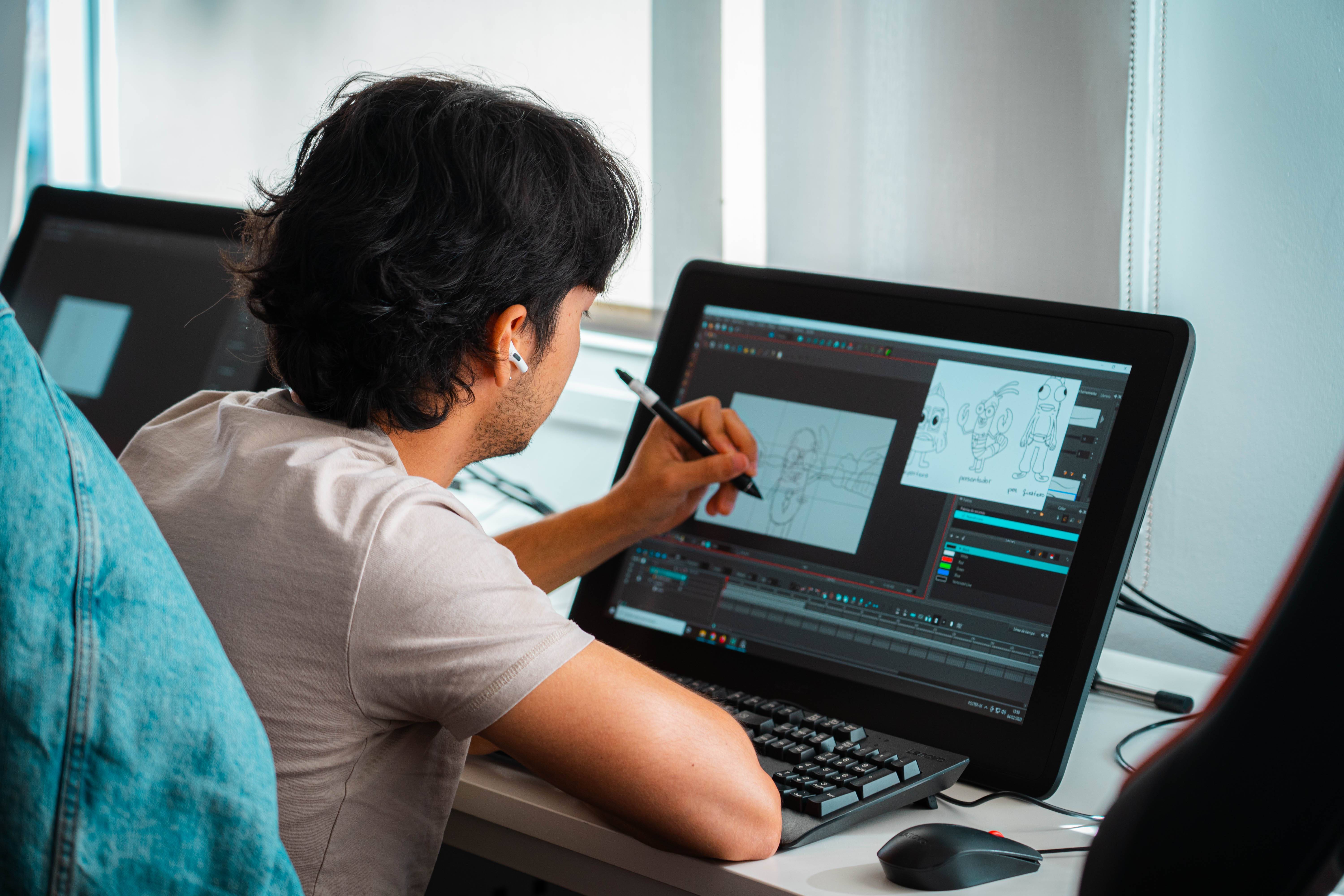 Estudiante del Grado en Animación desarrollando una secuencia gráfica durante la Animaweek 2025, con tecnología profesional de ilustración digital.