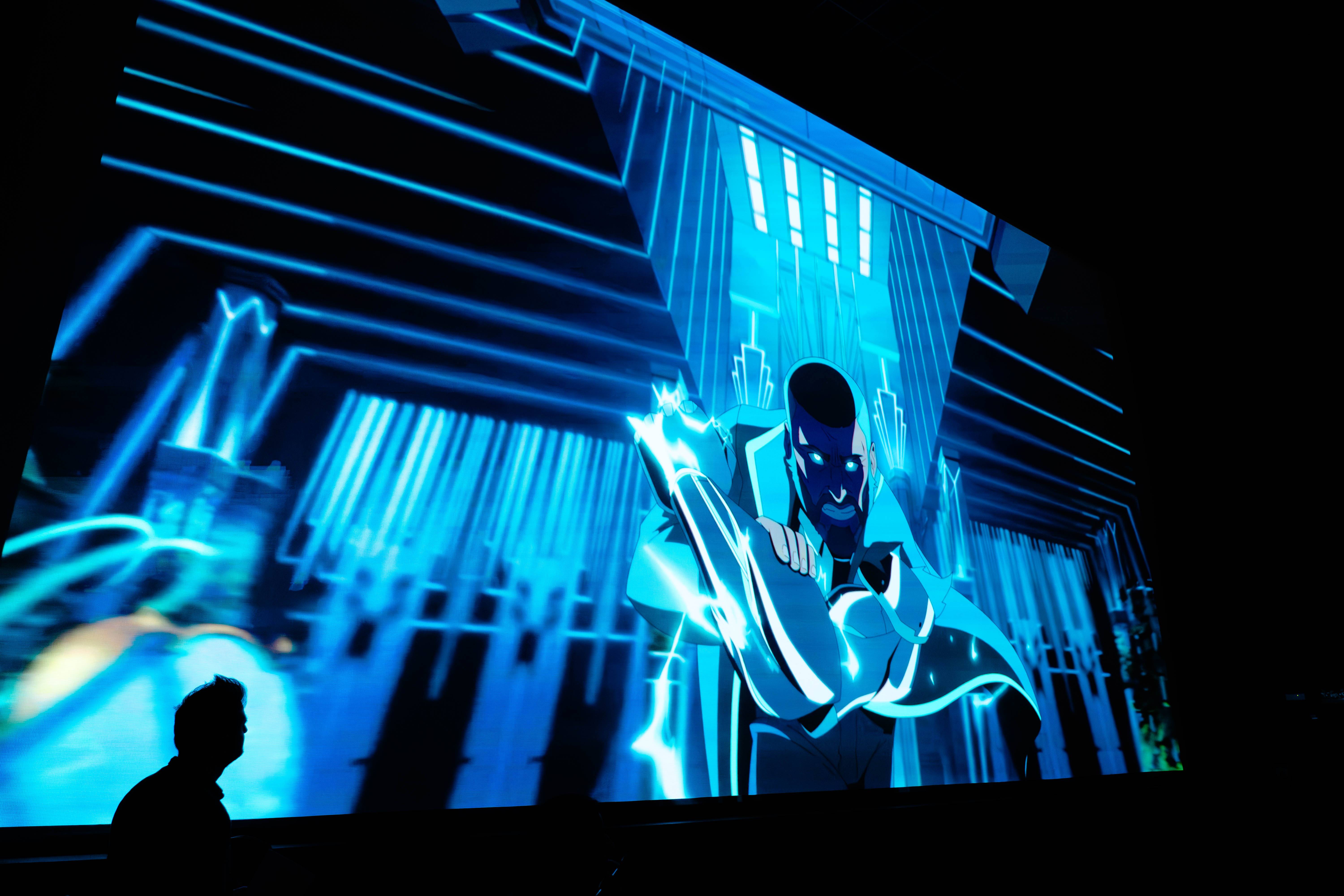 Una figura animada de un personaje en un fondo futurista iluminado en tonos azules.