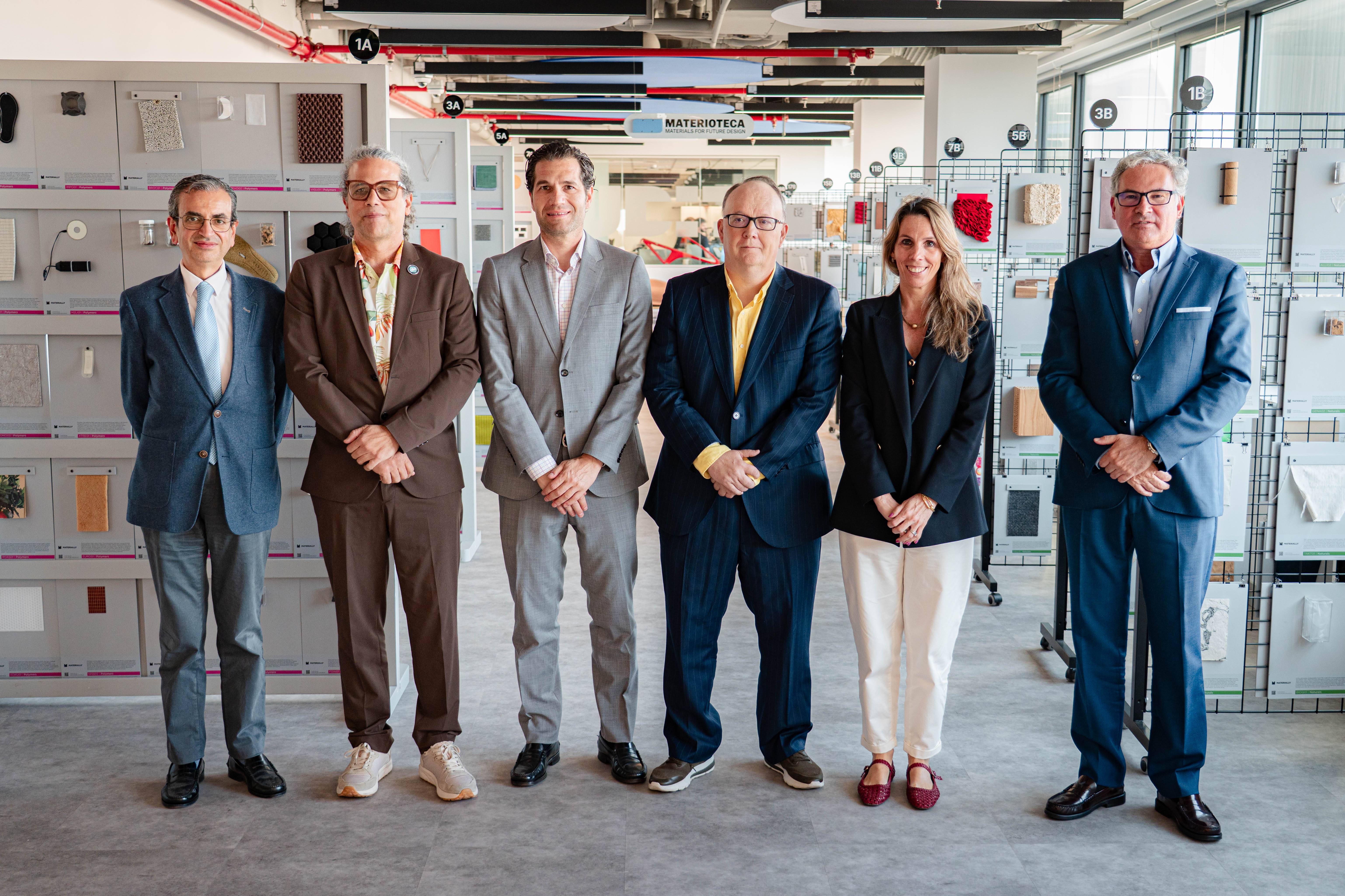 Un grupo de seis personas posan juntas en un entorno moderno y profesional.