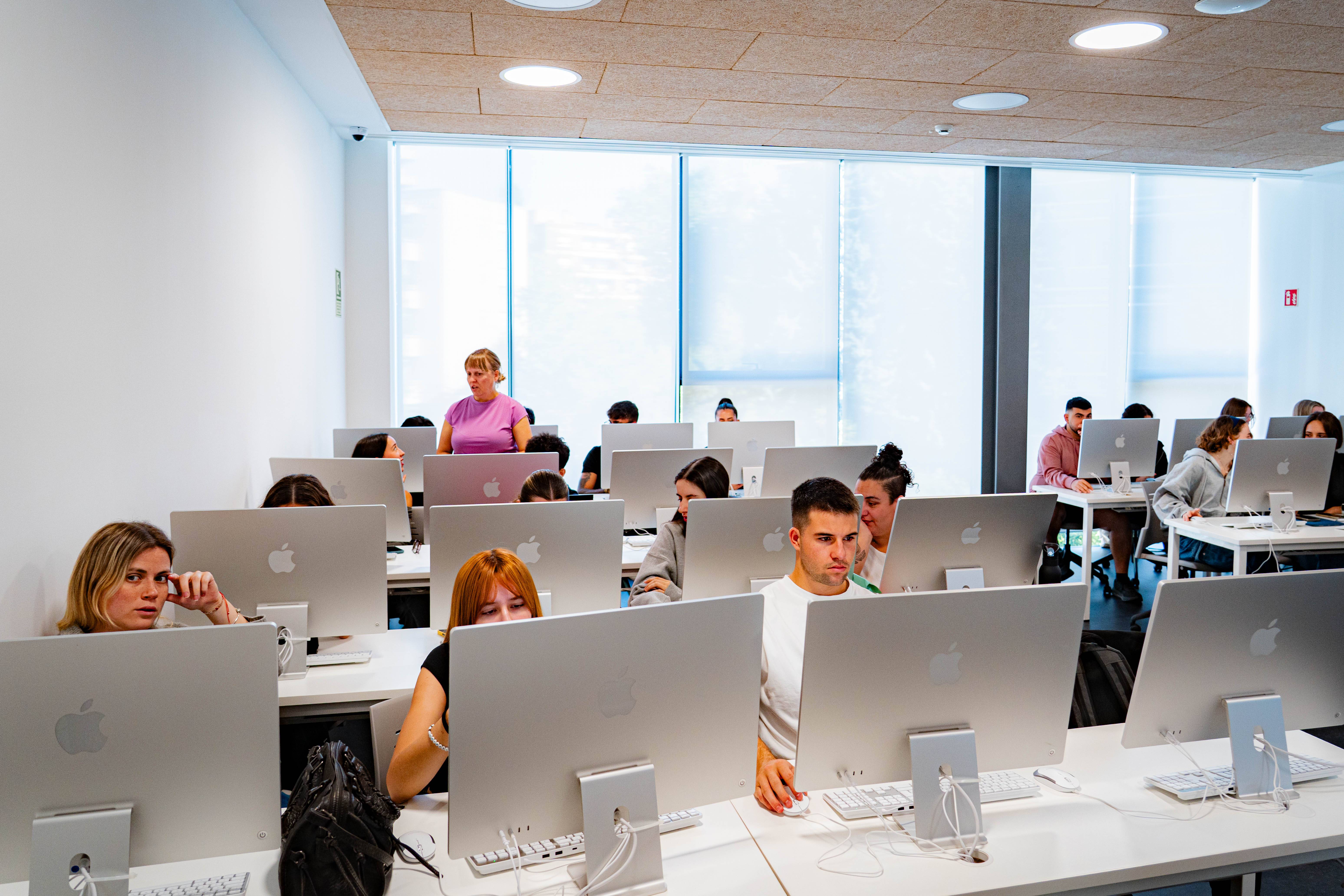 Aula específicamente dedicada a las asiganturas prácticas del máster, equipada con equipos mac potentes especialmente pensados para trabajar holgadamente con el software que requiere el Máster en Diseño Gráfico.