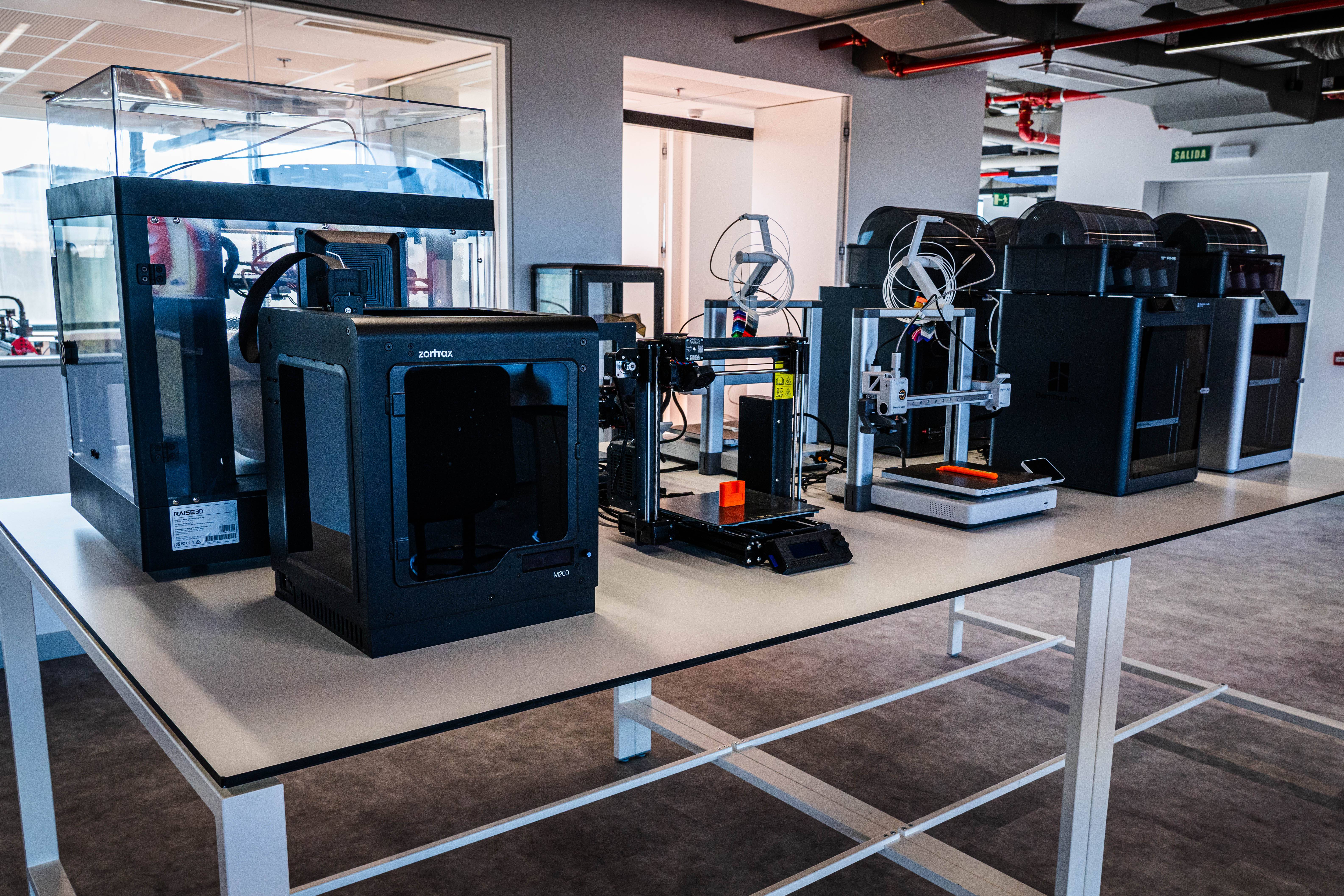 Proto Space: un espacio único de más de 1.000 m2 para hacer Ciencia en Madrid. Equipado para trabajar las asignaturas prácticas que requieran de investigación, experimentación y prototipado.