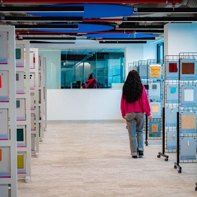 Chica en el archivo de materiales de UDIT.