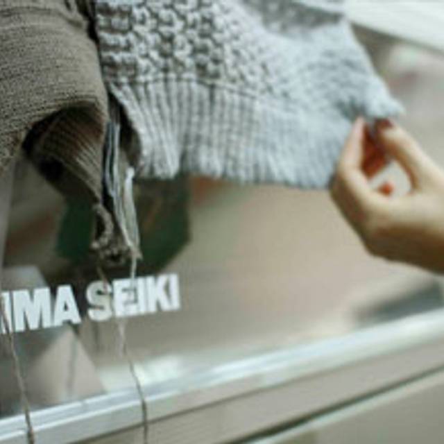 Tejidos colocados sobre la máquina Shima Seiki.