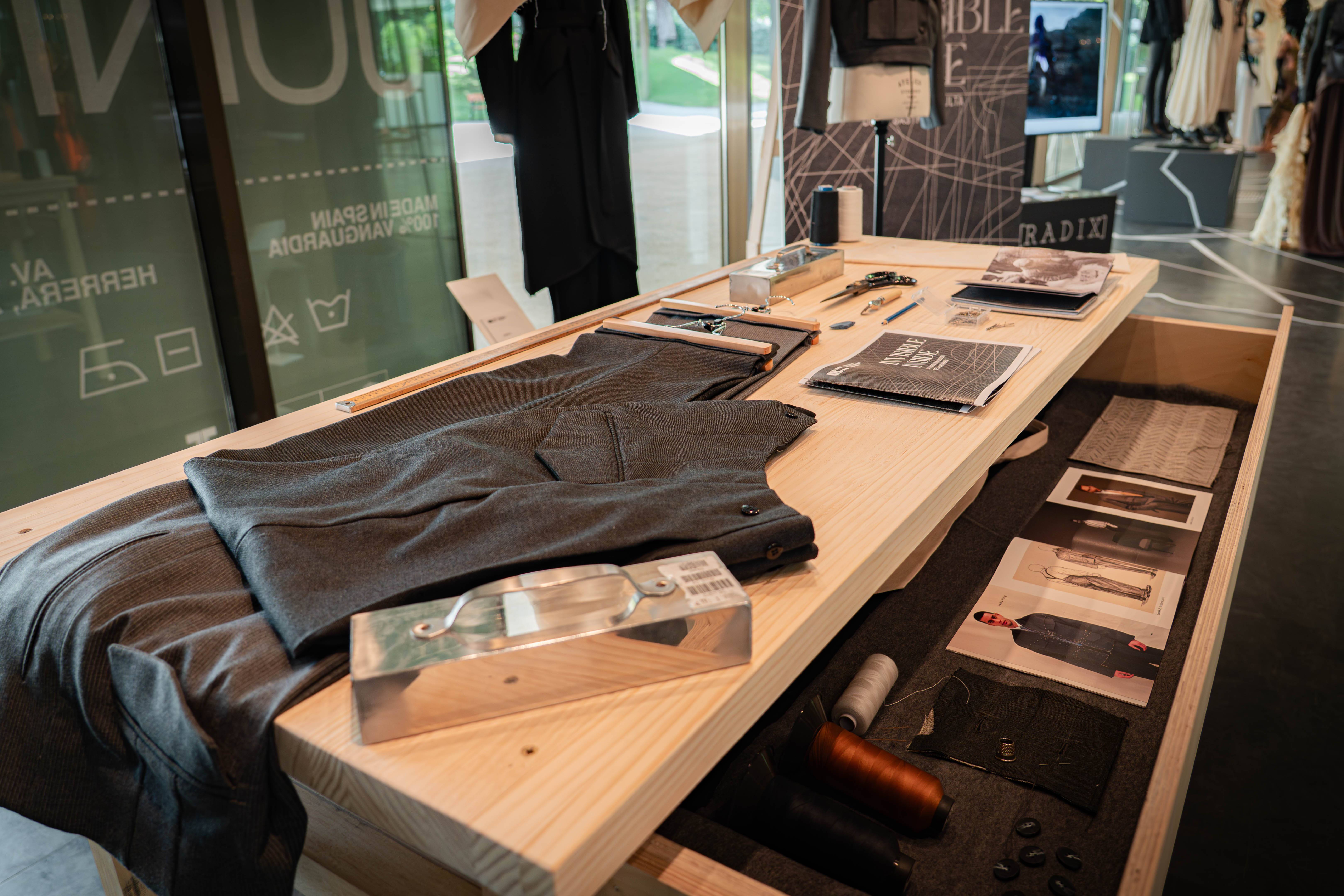 ‘Invisible Inside’, la colección de Hugo Vega, estudiante del Grado en Diseño de Moda, seleccionada para ser expuesta en el Mes del Diseño Emergente del Museo del Traje