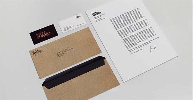 Conjunto de papelería que incluye una carta, un sobre y tarjetas de visita con un diseño minimalista.