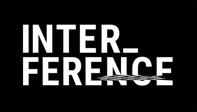 La imagen presenta la palabra 'INTERFERENCE' con un diseño gráfico que sugiere distorsión y movimiento.