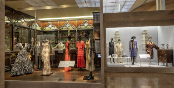 Exposición de vestidos y trajes en un museo.
