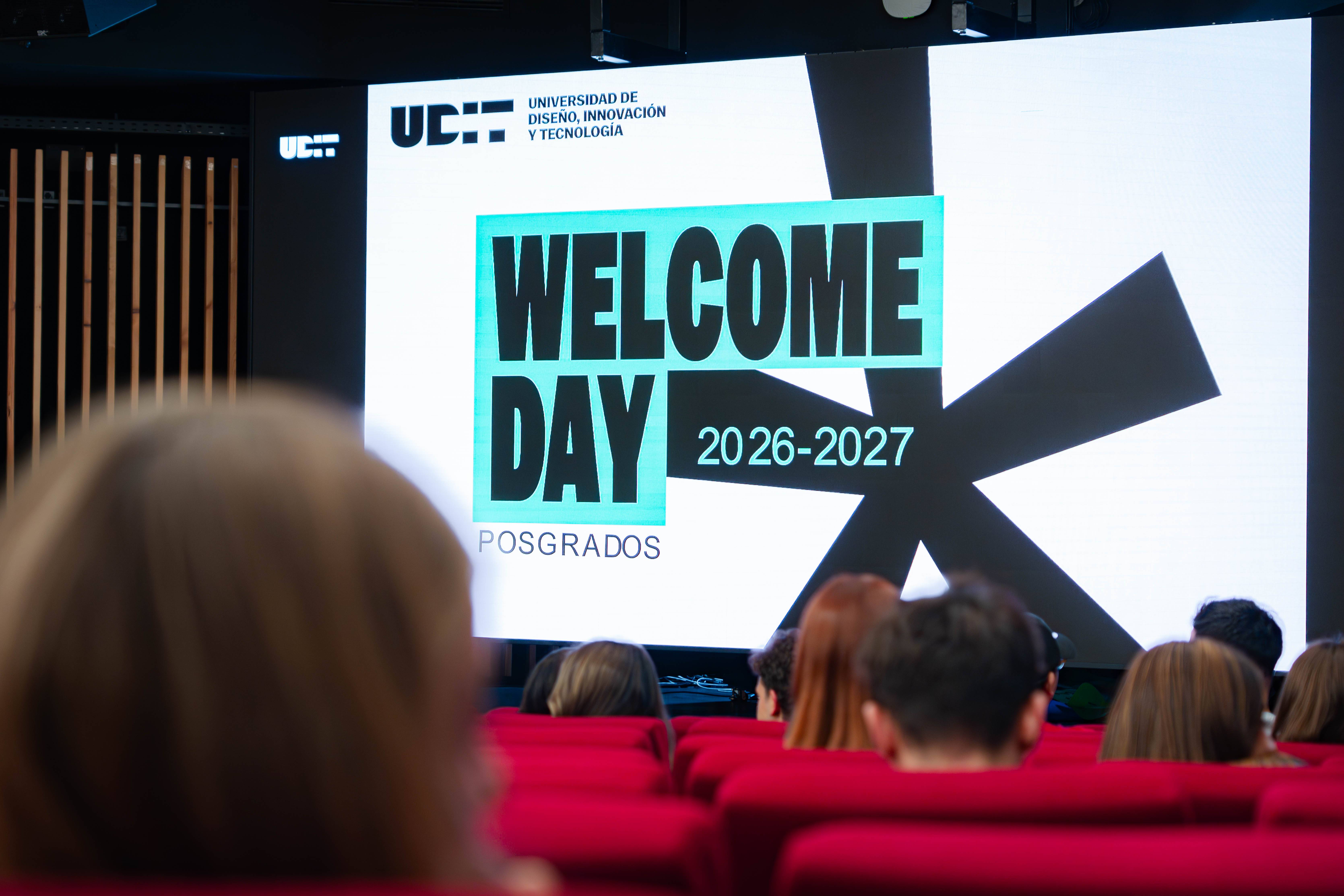 La imagen muestra una pantalla en un evento de bienvenida para posgrados en la Universidad de Diseño, Innovación y Tecnología.