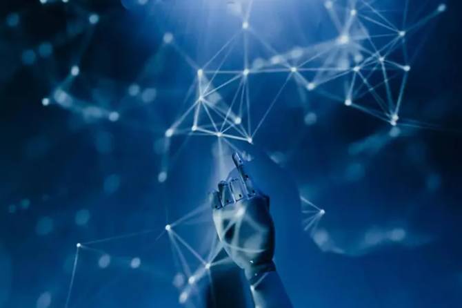 La imagen muestra una mano robótica levantándose hacia una red de conexiones digitales en un fondo azul.