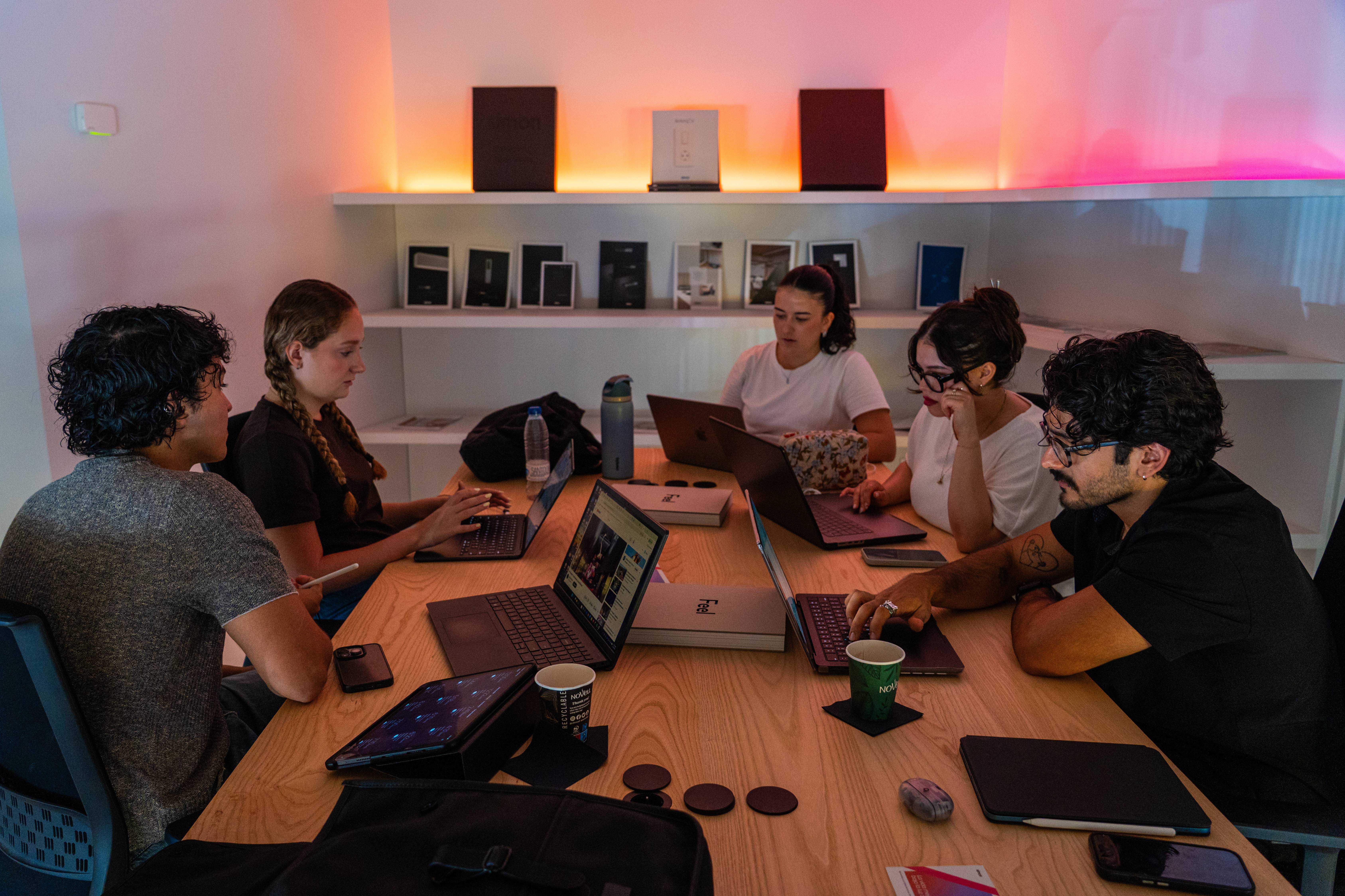 Un grupo de estudiantes de UDEM disfruta de un programa muldisciplinar de verano en UDIT 