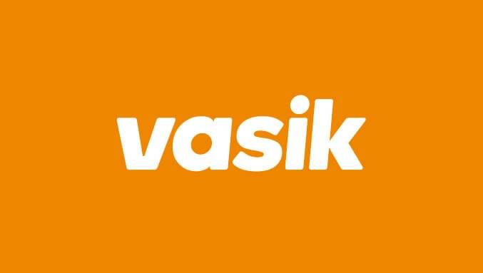 Logo de la marca Vasik sobre un fondo naranja.